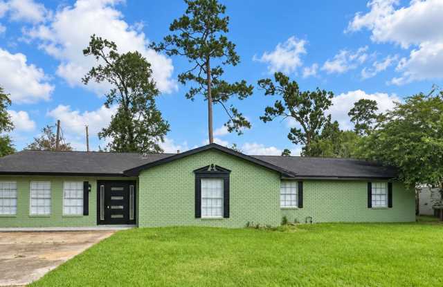 Spacious 4-Bedroom Home in Pinewood Estates | 122 Wood Manor Ln Gallery 1