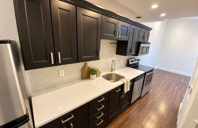 Bright Old City Living | 1BR with Skylight, Galley Kitchen & In-Unit Laundry Gallery 4