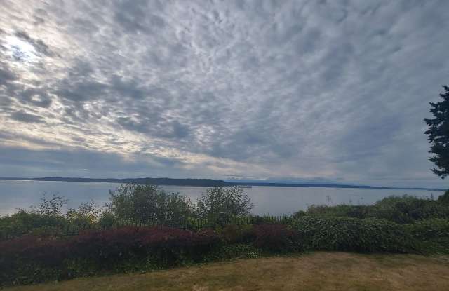 Gated Sound view home Des Moines area, 4 bed plus den 2.5 bath 3900 s/f, Available NOW!!! photos photos