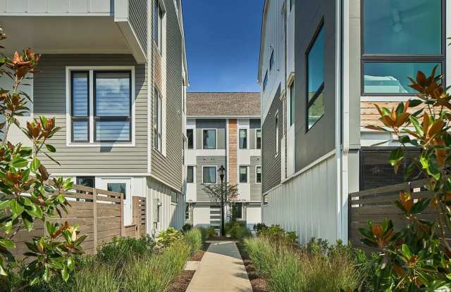 Beautiful Modern 3-Bedroom Townhome Rooftop Terrace + 2-Car Garage Gallery 3