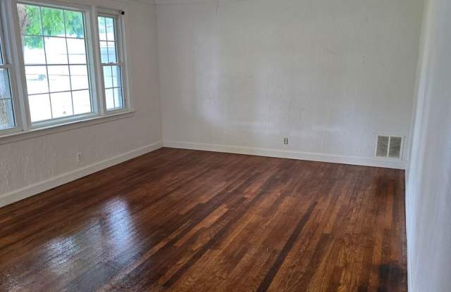 Large 2BD/1BA with tons of Bonus space and fenced in yard photos photos Large 2BD/1BA with tons of Bonus space and fenced in yard photos photos