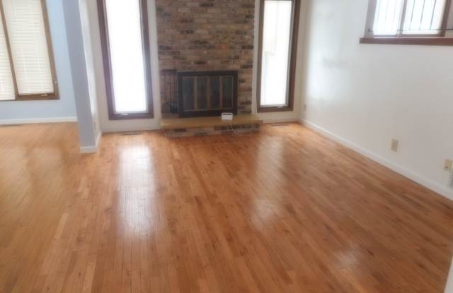 1860 Black Oaks Ln N Gallery 2