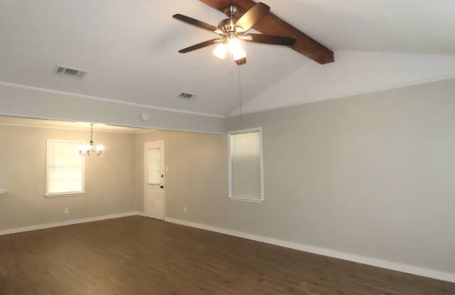 Beautifully Updated 2 Bedroom House on Wooded Lot Gallery 4