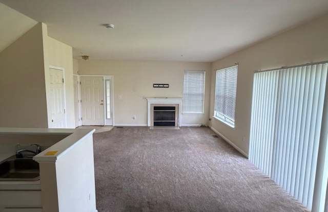 14224 HAMPSHIRE HALL Court Gallery 4