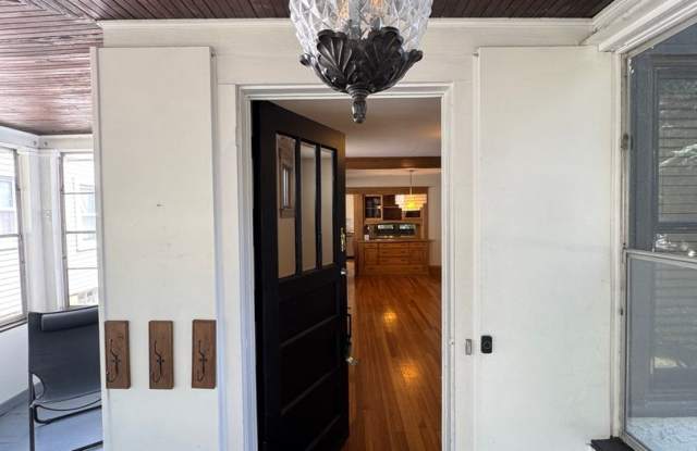 Available Now! Charming 4 Bedroom, 2 Bathroom Home Located in Between Mac-Groveland and Highland Park Gallery 3