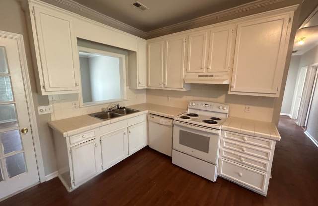 AVAILABLE NOW – 3 Bedroom / 2 Bathroom Duplex in Elgin! Gallery 4