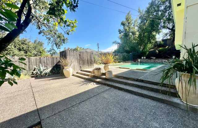 Charming 2-3bd Bungalow w/Pool in San Rafael Gallery 3