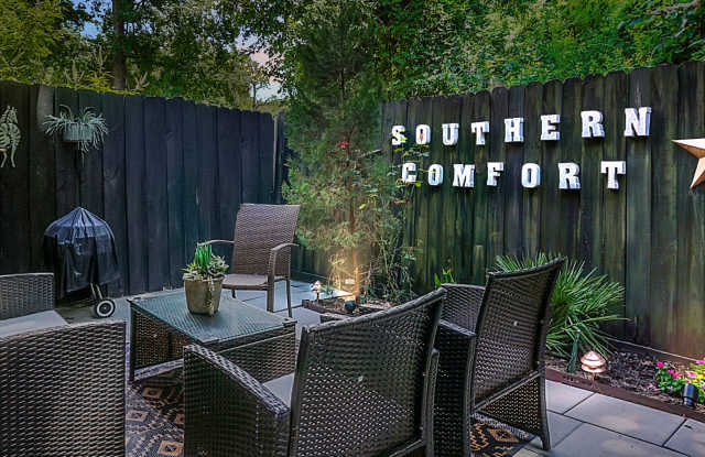 2BR/1.5BA Brick Townhome in Charleston | Private Patio | Covered Porch Gallery 3