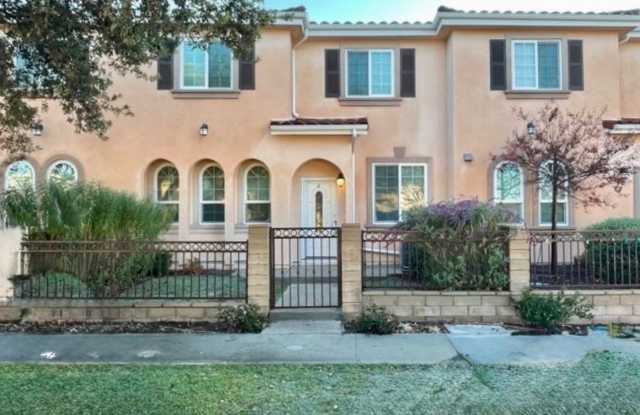 Beautiful remodeled 3 bedroom townhome in Simi Valley - 1701 Patricia Avenue, Simi Valley, CA 93065