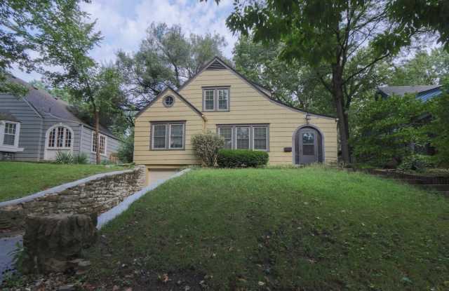 Spacious  Updated in Brookside! ALL appliances included! - 224 East Winthrope Road, Kansas City, MO 64113