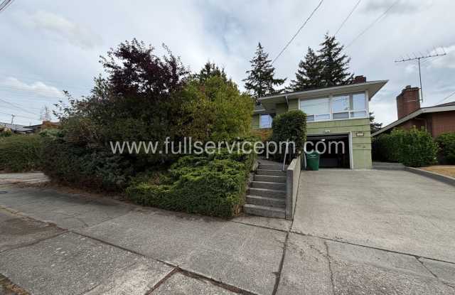 SPACIOUS BEACON HILL HOME WITH HUGE FENCED YARD, HOT TUB & GARAGE! Gallery 3