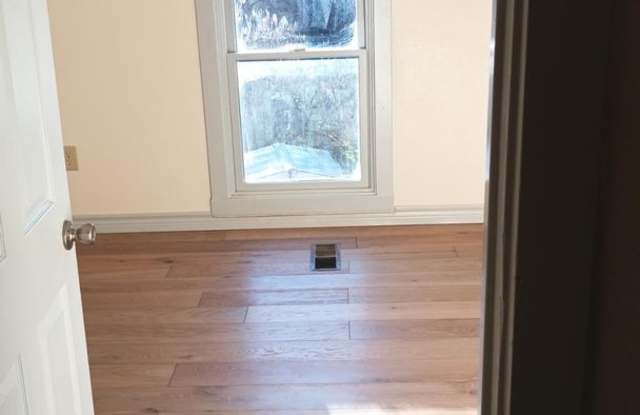 6+ Bdrm Home Built 1895.  Close In.  With Pastures. Gallery 4