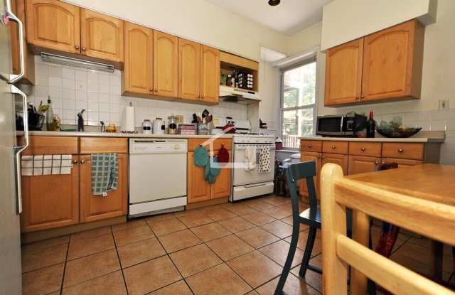 Giant 4 Bed 2 Bath with Parking for Rent Gallery 1