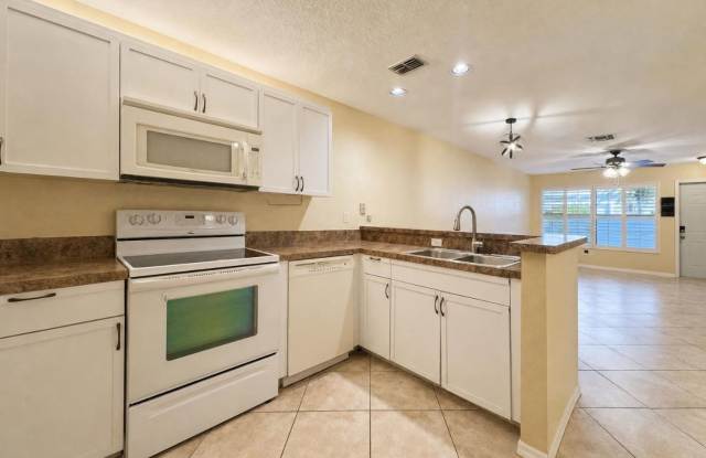 First-floor 2-bedroom, 2-bath condo in Emerald Woods Gallery 4