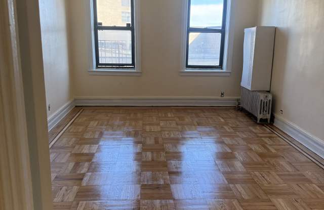 5009 Broadway Gallery 4