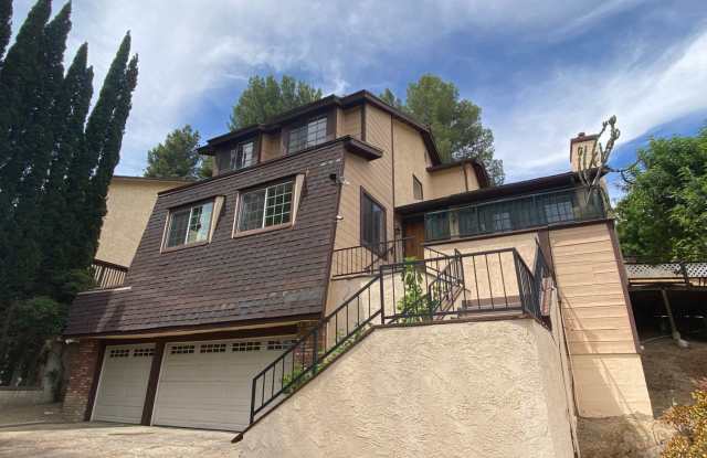 Beautiful Views, Spacious 4 bed 3.5 bath home West Hills Gallery 3