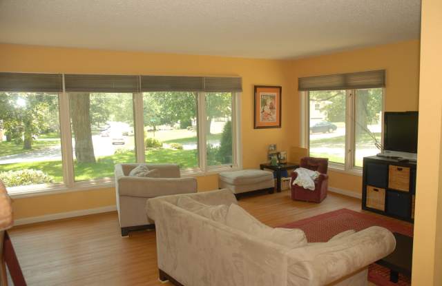 3000 W 82nd St - 3000 West 82nd Street, Bloomington, MN 55431