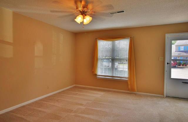 Affordable 2 Bedroom Townhouse with Fenced Patio in North Durham! Gallery 3