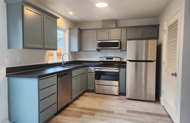 Recently Renovated 3 Bedroom Campus Duplex! photos photos
