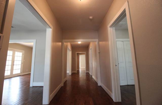 Charming 3/2 Single Story House, Minutes from Downtown Gallery 3