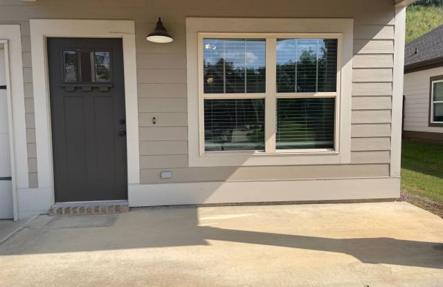 3 Bedroom Home with Garage and Fenced Backyard! Gallery 4