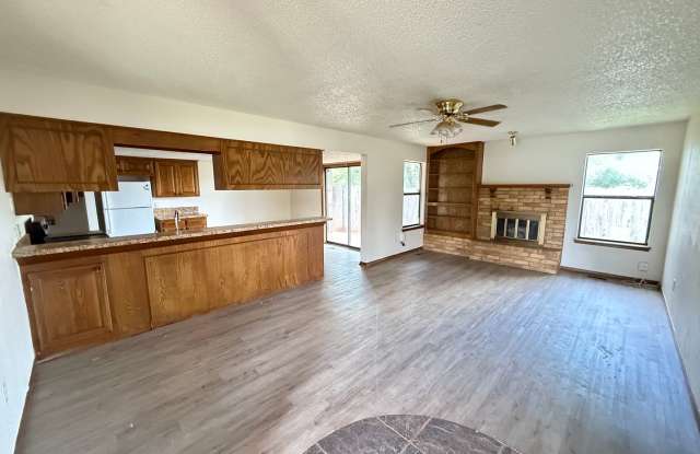 Cute & Quaint! Great Location! Gallery 3