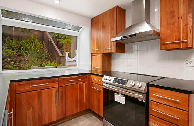 Modern 3BR/2BA Single-Family Home with Large Backyard in Scripps Ranch Gallery 3