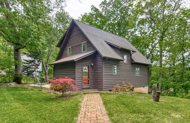 3 bed/2 bath. Pet Friendly. Fenced Yard photos photos