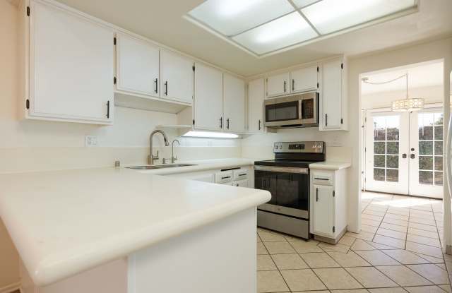 3 Bedroom + 2.5 Bathroom Townhome | County Square Villas | Ventura | Unfurnished Gallery 4