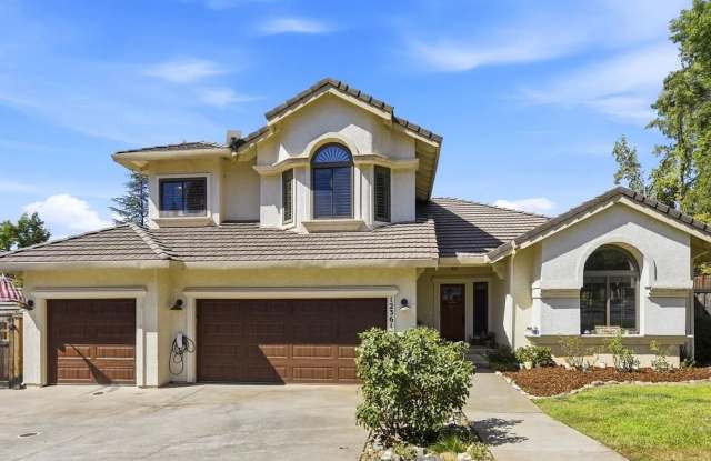 Pool! Huge corner lot! Solar- this house has it all! Gallery 3