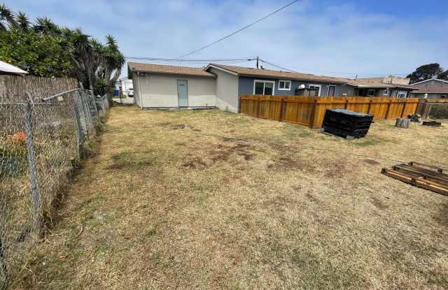Charming 3-Bedroom Home with Large Yards & Detached 2-Car Garage in Imperial Beach Gallery 4