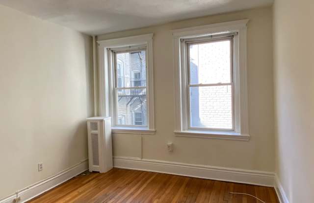 Nice sunny studio next to the Green Line! photos photos