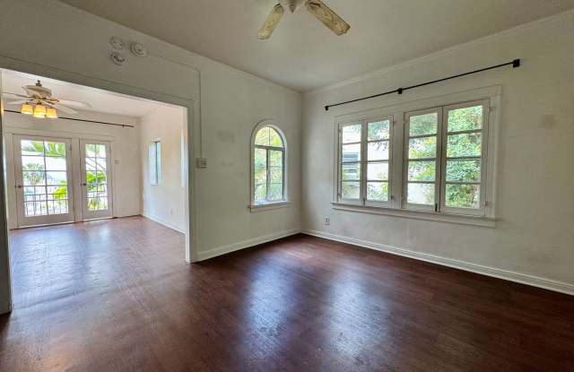 1920s Spanish courtyard building in the Hollywood Hills photos photos