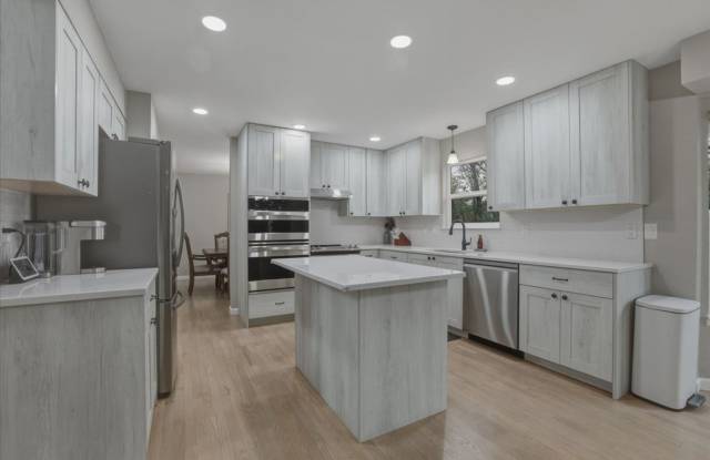 Mountain Views & Modern Comfort | Spacious 5BR Home in Cheyenne Mountain Gallery 3