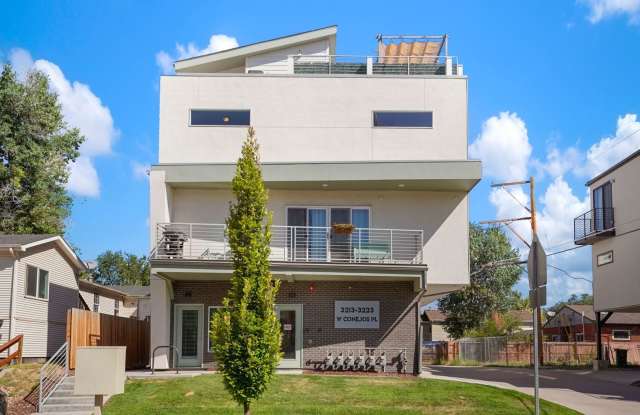 Charming 3BR Townhome in Denver Gallery 1