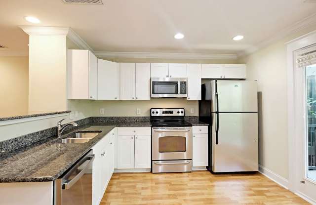 Student + Pet-Friendly Woodlands Condo with Community Amenities Gallery 4