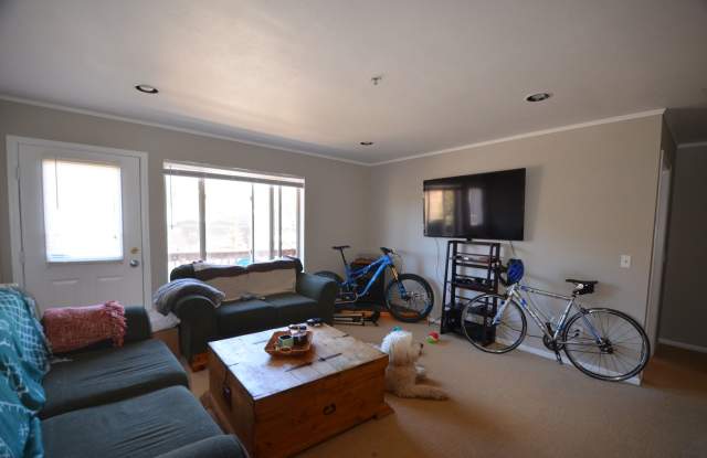 HEAT INCLUDED! Pets Negotiable! Summer Only Rental! photos photos