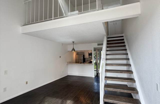 MODERN & UPSCALE 1 BEDROOM LOFT TOWNHOUSE W/ BALCONY AND GARAGE Gallery 3