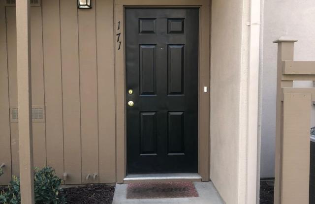 Back to School Two Weeks Free Rent! Darling condo in a great community with amenities Gallery 4