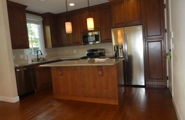 Beautiful, Private, 3 Bed 2.5 Bath 2 Car Garage Single Family Home. Gallery 4