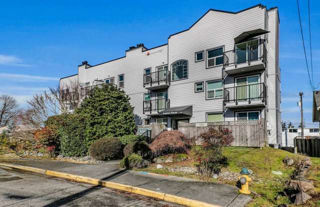 2 bed 2 bath condo near down town Burien - 124 Southwest 154th Street, Burien, WA 98166