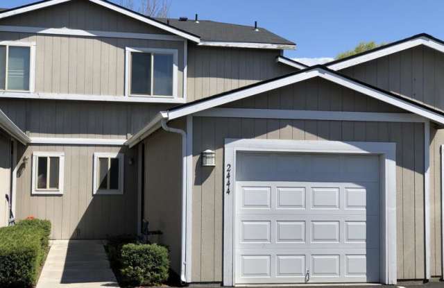 2444 SW 23rd St - 2444 Southwest 23rd Street, Redmond, OR 97756