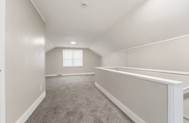 Beautiful 3 bedroom, 1 bath home with fenced yard, Granite, Luxury Flooring Gallery 4