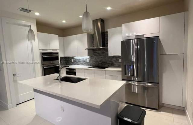 10422 NW 64th Ter photos photos