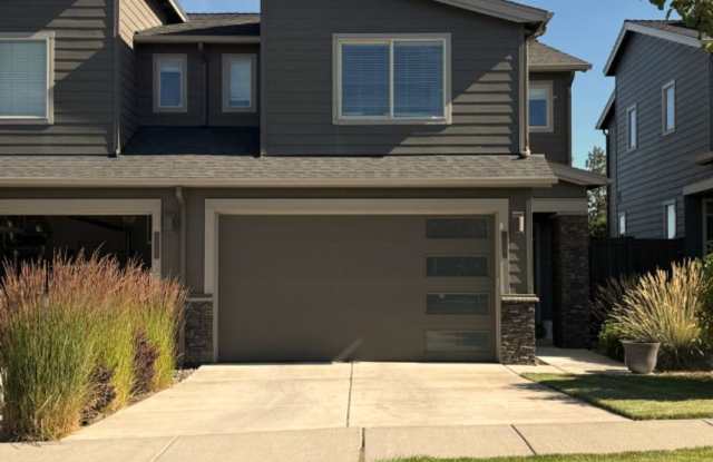 Beautiful 3 Bed/2.5 Bath Townhome in Great Location - Vail Lane Gallery 1