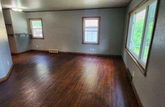 Beautiful 4 Bedroom, 2 Bathroom Home with garage, shed, deck, and fenced yard! Gallery 4