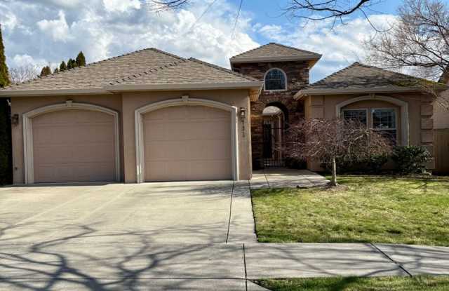 Spacious Luxury Home with Hardwood Floors & Outdoor Living photos photos