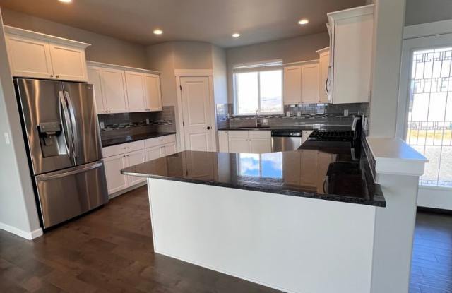 Selah 3 bedroom plus bonus room, 3 car garage! Gallery 1
