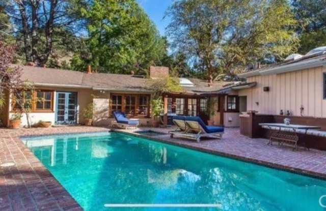 2565 Benedict Canyon Drive Gallery 2