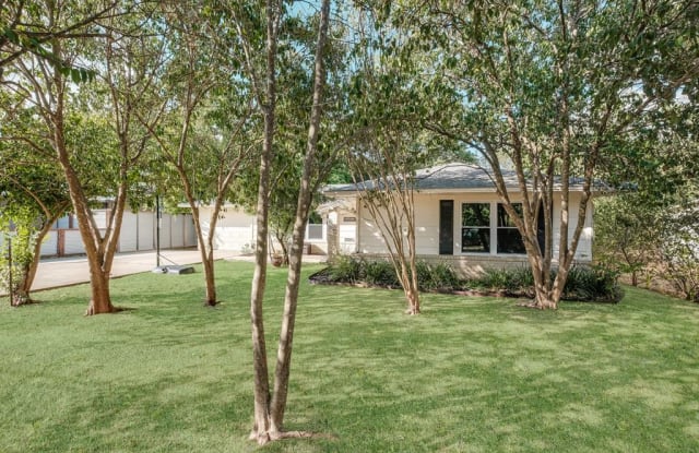 210 Hosack St - 210 East Hosack Street, Boerne, TX 78006